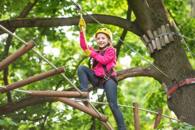 Toddler yaşı. Erken çocukluk gelişimi. Her çocukluk önemli. Aktif çocuklar. Sevimli çocuk. Halat Parkı. Kask-çocuk oynama için güvenlik donanımları.