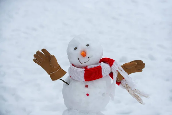 El muñeco de nieve te desea feliz Navidad. Muñeco de nieve hecho a mano en la nieve al aire libre. Día de muñeco de nieve y nieve. Feliz muñeco de nieve divertido en la nieve . —  Fotos de Stock