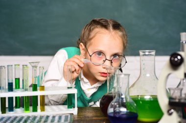 Kimya gösterisi. Okula geri dön. İlkokuldan bir çocuk. Portrair yakın çekim. Kimya alanında yeni bir deney yaptılar..