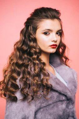 Sağlıklı bukleler Kıvrıklı görünüyor. Güzellik salonunda saç şekillendirme. Şık dalgalı saç modeli ile genç kız. Kıvırcık saç modeli olan güzel bir kız. Uzun saç kilitleri olan genç kadın. Sağlıklı saç bakımı alışkanlıkları