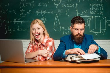 Öğretmen bir öğrenciye öğretir. Öğrenciler kampüs eğitim bilgi kavramı. Okul günü. Üniversite sınavlarına hazırlanan öğrenciler. Eğitim ve öğretim kavramı.