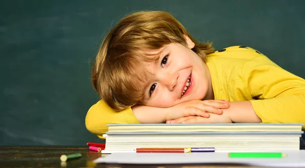 Wróć do szkoły i szczęśliwego czasu. Kid uczy się w klasie na tle tablicy. Wesoły uśmiechnięty dziecko na tablicy — Zdjęcie stockowe