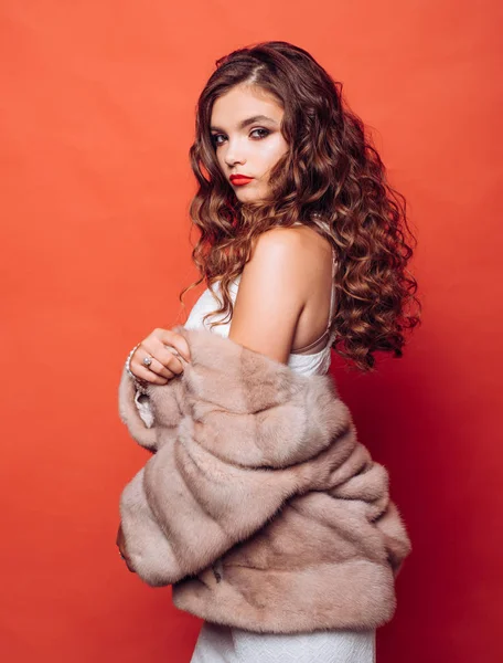 Mantenere le onde forti. Giovane donna con lunghe ciocche di capelli. Sane abitudini di cura dei capelli. Hair styling nel salone di bellezza. Bella ragazza con acconciatura riccia. Ragazza adolescente con elegante acconciatura ondulata — Foto Stock