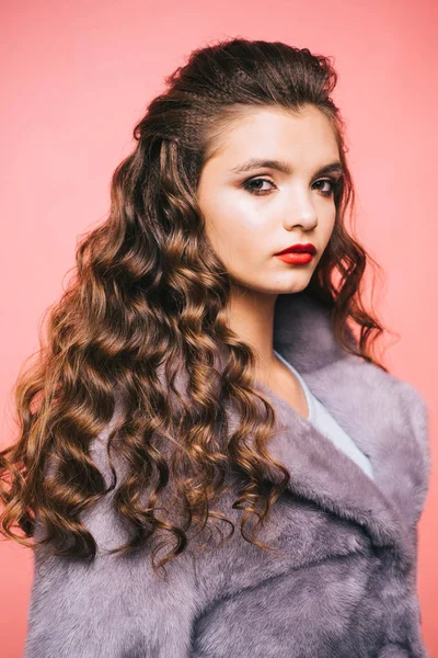 Cachos saudáveis que parecem saltitantes. Estilo de cabelo no salão de beleza. Menina adolescente com penteado ondulado elegante. Menina bonita com penteado encaracolado. Jovem com longas mechas de cabelo. Hábitos saudáveis de cuidado do cabelo — Fotografia de Stock