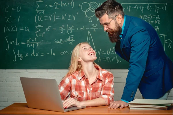 Concetto di istruzione e insegnamento. Studentessa adolescente che si prepara per gli esami in classe al college. Coppia di insegnanti. Studenti che si preparano per gli esami universitari . — Foto Stock