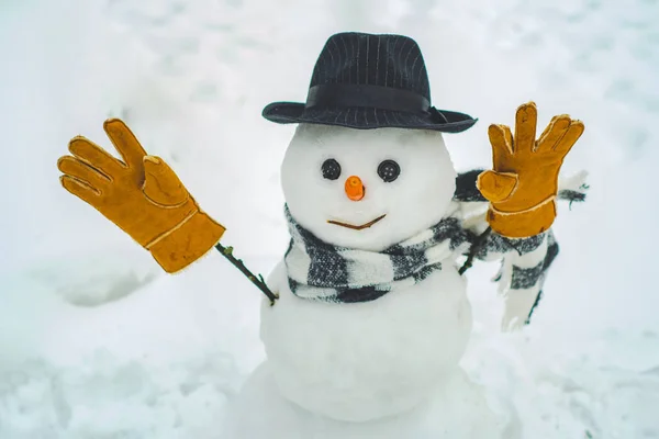 Χειμερινή σκηνή. Χιονάνθρωποι. Χριστουγεννιάτικο φόντο με χιονάνθρωπο. Χριστούγεννα χιονάνθρωπος κοντά με κασκόλ. Χιονάνθρωπος σε χιονισμένο δάσος — Φωτογραφία Αρχείου