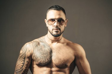 Güneş gözlüğü atletik vücut ile Kas maço adam. acımasız sporcu gövde. Steroid. spor fitness, sağlık. dövme adam seksi abs. erkek modası. güven karizması.