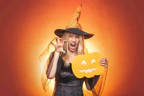 Lycklig ung kvinna i häxa Halloween kostym på fest över isolerad bakgrund. Emotionell ung kvinna i Halloween kostym på Halloween-fest över vit bakgrund. Söker kamera. — Stockfoto