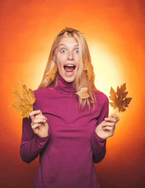 Lány ősszel egy szezonális ruhákat hova arany levél. Vonzó fiatal nő visel, divatos, szezonális ruhák, amelyek őszi hangulat. Boldog fiatal nő készül őszi napsütéses nap. — Stock Fotó