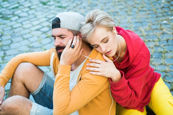 Spaß an der Musik. Die Jugend will einfach Spaß haben. Freiheitsgefühl. Jugendmode. sich frei und stilvoll fühlen. Mann und Frau moderne Kleidung für Jugendliche, die sich im Freien entspannen. ewig jung. Paar hängt zusammen — Stockfoto