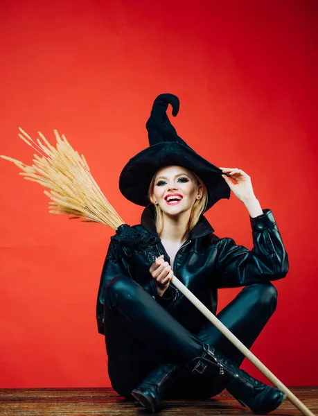 Vassoura de bruxa ou vassoura. Appy Halloween. Jovem gótica feliz em traje de bruxa halloween. Conceito de Halloween . — Fotografia de Stock