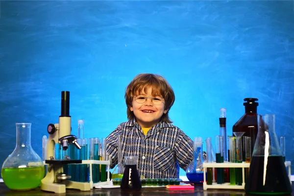 De volta à escola e tempo feliz Kid está aprendendo na aula no fundo do quadro. Um miúdo da escola primária. Conceito escolar. Educação — Fotografia de Stock