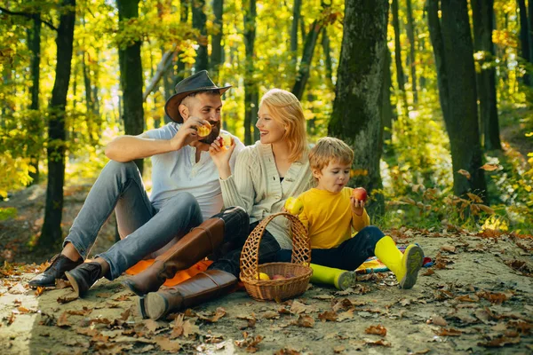 자연에서 피크닉. 휴가 및 관광 개념입니다. 숲에서 하이킹하는 동안 휴식을 취하는 아이 소년과 행복한 가족. 바구니 피크닉 건강 식품 간식 과일입니다. 간식 시간. 어머니 아버지와 작은 아들 피크닉 — 스톡 사진