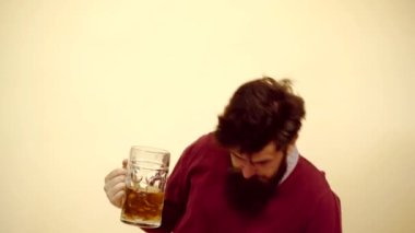 Sakallı adam bira içiyor. Biralı retro adam. Bira barları ve barlar. Alkollü içeceklerin retro reklam.