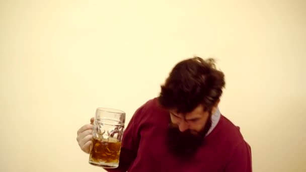 Bearded Man drinken pils bier. Retro man met een biertje. Bier pubs en bars. Retro reclame voor alcoholische dranken. — Stockvideo