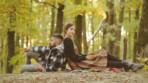 Jeune couple en automne en plein air. Portrait extérieur sensuel de jeune couple de mode élégant en automne . — Video