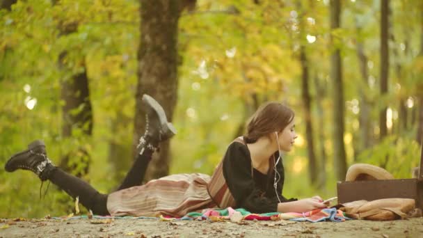 Jonge vrouw in de herfst buiten. Sensueel outdoor portret van jong stijlvol modemeisje in de herfst. — Stockvideo