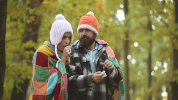 Fiatal pár zsebkendőjét. Orrtörlő közelében őszi fa. Szalvéta tüsszögő az őszi sárga parkban. — Stock videók