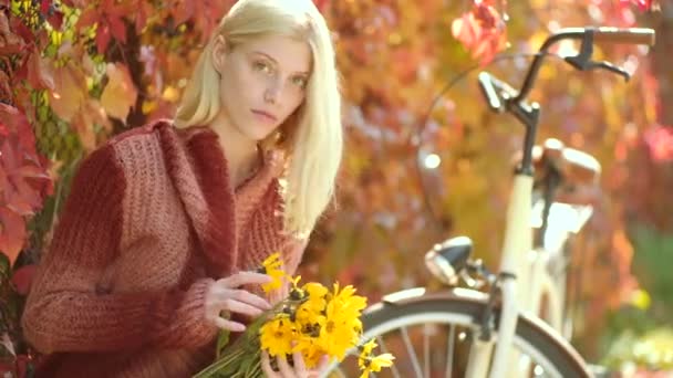 Mujer de otoño. Chica de ensueño con el pelo largo en suéter de punto. Otoño y caída de hojas Sueños. Feliz joven en el parque en el soleado día de otoño. Chica soñadora con cabello rubio en suéter de punto . — Vídeos de Stock