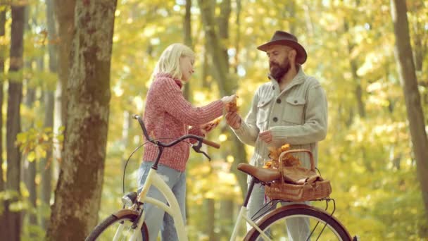 Pareja jugando en el bosque de otoño. Pareja de otoño. Concepto romántico y amoroso . — Vídeos de Stock