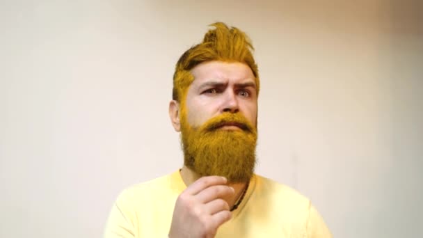 Salone di bellezza. Uomo barbuto con barba di colore e baffi. Bellissimi capelli coloranti uomo. Tagli di capelli alla moda. Barba lunghissima. Attraente hipster caucasico barbuto. Taglio di capelli moda . — Video Stock