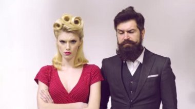 Retro hipster romantik aşk çift - komik yüz - vintage endüstriyel ayarı. Retro eski tarzda bir çift. Retro vintage çift romantizm. Komik retro çift eğleniyor.