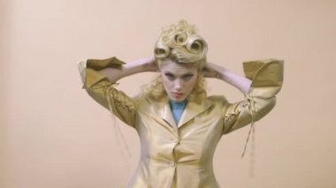 Trendy retro vintage saç kesimi. Güzellik Salonu. Kıvırcık güzel saçlı sarışın kadın. Moda pin-up saç kesimi. Retro saç modeli. Güzel kadın yüz kadar pin up tarzı.