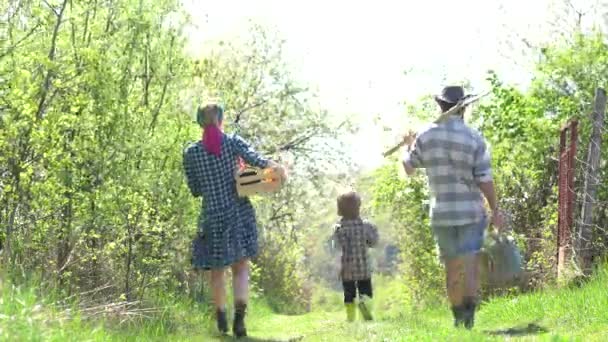 Eco lantarbetare. Earth Day-ekologi koncept. Lycklig bondefamilj ha kul på våren fältet. Country Life-vårtid på ranchen. — Stockvideo