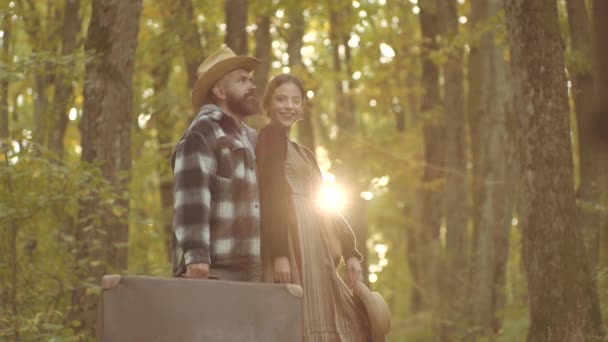 Aşık mutlu sonbahar çift. Komik retro çift eğleniyor. Gülümseyen çift sonbahar doğal arka plan üzerinde yürüyüş. Romantik çift. — Stok video