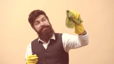 Temizlik servisi elemanı. Profesyonel pencere temizleyicisi. Temizlik maddeleri çalışan sakallı adam. Evi temizleyen temizlik ekipmanları olan adamın portresi.