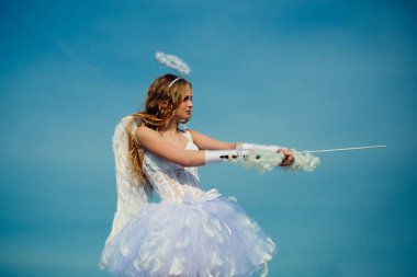 Kıvırcık saçlı küçük meleğin portresi. Kutlama Sanat Kutlama Kartı. Aşk okuyla birini hedef alan küçük bir aşk tanrısı kızı. Sevgililer günün kutlu olsun. Sevimli genç kız.