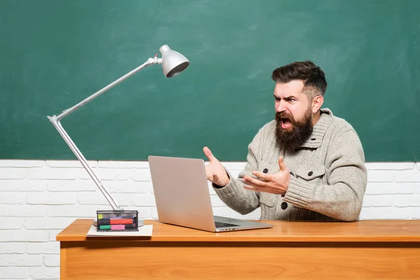 Estudiando en la universidad. Educación. Día del conocimiento. Estudiantes preparándose para exámenes universitarios. Trabajo del profesor - profesión y concepto de aprendizaje . — Foto de Stock