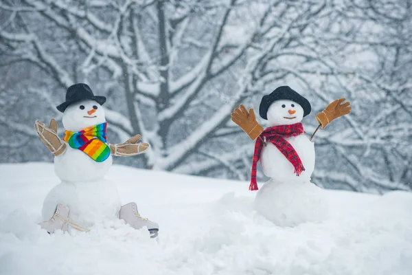 Bałwan na tle pokrytych śniegiem gałęzi jodłowych. Snowman w lesie śniegu. Bałwanki. Bałwan na tle śniegu. Bałwan i śnieżny dzień. — Zdjęcie stockowe