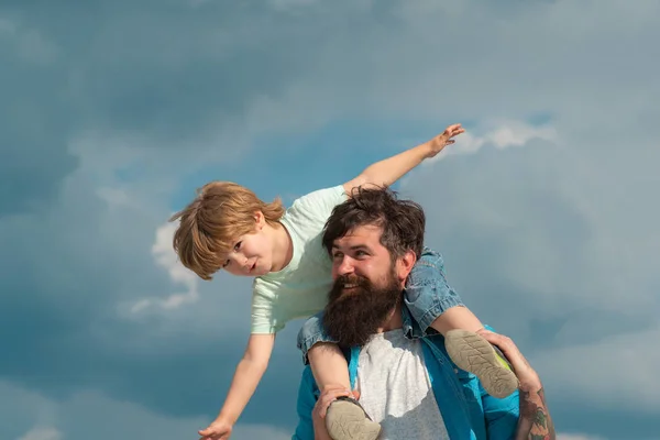 Famiglia amorevole felice - Padre e figlio. Sogno di volare. Felice padre di famiglia e bambino sul prato con un aquilone in estate sulla natura . — Foto Stock