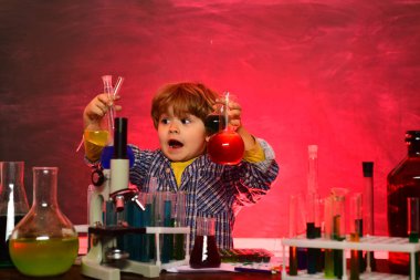 Kimya deneyim. İlk okul günü. İlkokuldan çocuk. Okul Kimya dersleri. Öğrenci. Eğitim. Ev eğitimi. Test tüp ile deneme yapma mutlu küçük bilim adamı