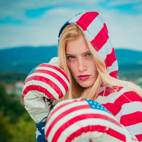 Valiente chica adulta patriota americana en un 4 de julio. La boxeadora Close Up se está preparando para atacar, vistiendo traje rojo, blanco y azul, celebrando el Día de la Independencia de los Estados Unidos de América . —  Fotos de Stock