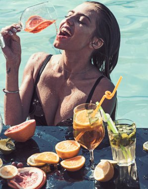 Havuzu Maldivler üzerinde seksi kız meyve kokteyli. kokteyl parti havuzda seksi kadınla.