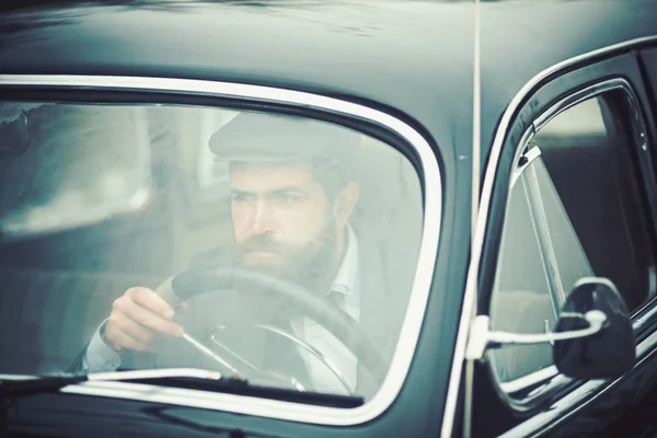 Ділова поїздка бородатого чоловіка в ретро-автомобілі. бізнес-поїздка та концепція подорожей . — стокове фото