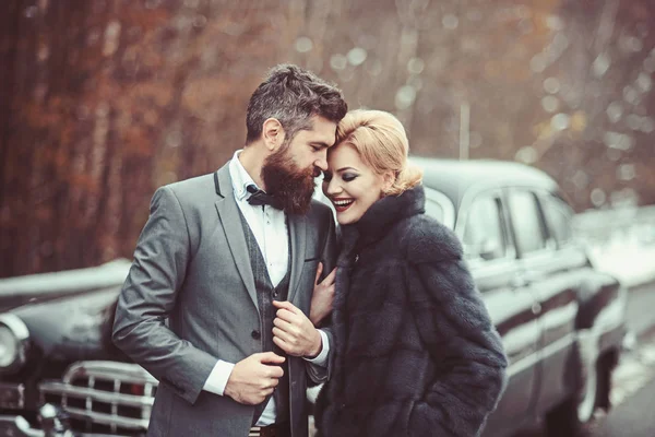 Крупним планом красива молода пара в любові ходить разом на ретро автомобілі . — стокове фото