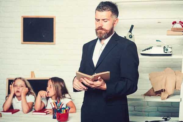 Ein Lehrer las Mädchen Geschichten vor, die Apfel aßen. Lehrer und Kinder im Literaturunterricht. — Stockfoto