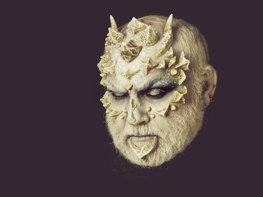 Adam dragon cilt ve gri sakal