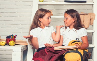 Şirin çocuklar beyaz arka plan üzerinde kitap okuma.