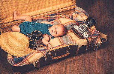 Bu şey nasıl açılır. Aile. Çocuk Bakımı. Küçük kız çantada. Seyahat ve macera. Tatlı küçük bebek. Yeni bir hayat ve Doğum. Mutlu küçük çocuk portresi. Mutluluk çocukluk