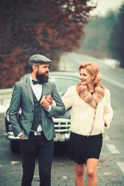 Retro koleksiyonu araba ve otomatik mekanik sürücü tarafından onarın. Retro kaç içinde seyahat aşk sürücü eski moda otomobil içinde.