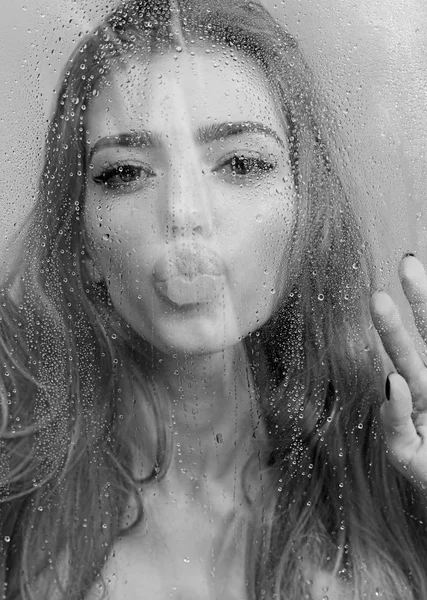 Umedecimento e higiene. umedecimento de pele de mulher sexy jovem com plástico em gotas de água . — Fotografia de Stock