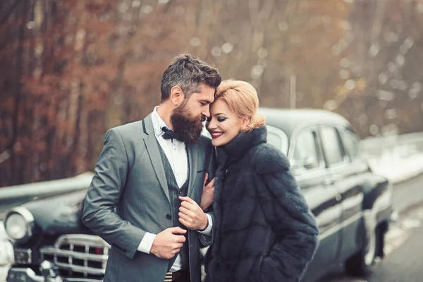 Casal em um carro retro ou vintage ao ar livre . — Fotografia de Stock