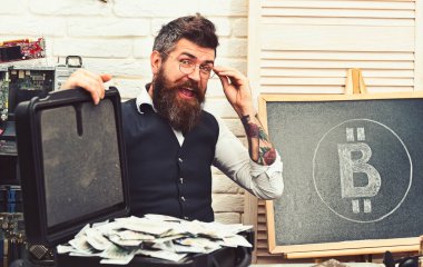 Zengin ve akıllı. Sunucu odasında iş adamı. Sakallı adam nakit para ile. Sakallı hippi bitcoin sembol ve dolar ile. Kripto para birimi için kağıt para. Bitcoin iş için