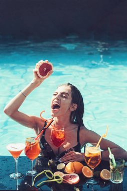 Güzel kız kokteyl ile sahilde rahatlatıcı.