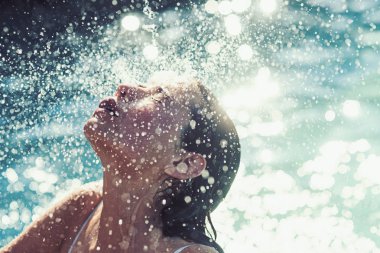 Spa Yüzme Havuzu, ferahlık ve Cilt Bakımı rahatlayın. Yaz tatili ve okyanus seyahat. Kadının güzelliği banyo nemli. Maldivler veya Miami beach. Karayip Denizi Bahamalar üzerinde sevimli kadın.