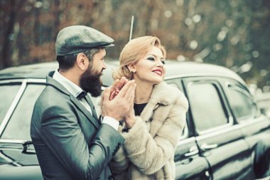 Retro car yakınındaki bir ormandaki sarılma şık Loving düğün çifti.